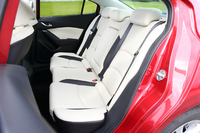 レザーシートが標準となる「HYBRID-S Lパッケージ」の後席。前席のシートバック中央部をえぐれた形状とし、後席の膝周りの空間を広げている。