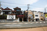 三崎といえば、マグロの遠洋漁業基地として有名な町。市場や産直センター以外にも、町にはマグロや、新鮮な魚介類を扱う店が軒を連ねている。