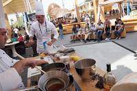 チョコレートを使ったレシピの屋外デモンストレーション。