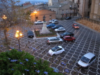 これもドライブ旅行の一枚。早朝のシチリア、「ピアッツァアルメリーナ」の教会前は、やっぱり石畳。写真右下には前述のムルティプラも見える。（JS）