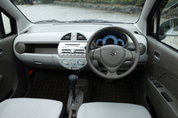 インテリアの変更点は、ライトグレーとブラウンを組み合わせたツートンカラーの内装色や、専用デザインのメーターなど。
    