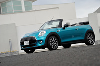 テスト車に採用されていた外装色の「カリビアン・アクア」は、今回新たに設定された「MINIコンバーチブル」の専用色である。