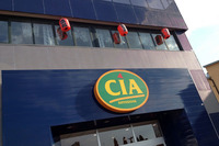 【写真5】ボクが住むトスカーナ州で。「CIA」は衣料品のフランチャイズ店である。何の略語かは不明だが、上階にあるアジア料理店ののどかなちょうちんからして、明らかに中央情報局ではない。