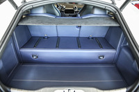 トランク容量は450リッター。後席には可倒機構が備わり、800リッターまで拡張できる。