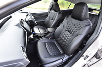 特徴的なデザインの表皮があたえられたファブリックシート。本革仕様もラインナップされる。