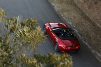 「ロードスター」のエクステリアデザインはトップを開け、ドアガラスを下ろした姿が基本。主役はあくまで人。人の座る位置がボディーの真ん中に感じられるよう、キャビンをやや後方に置いてデザインされた。