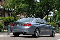 停車時は、アイドリングストップ機能が働く。エンジンは、ブレーキペダルから足を離せば再始動。