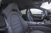 試乗車の「ターボ」には18方向の調整機能を備える“スポーツシートプラス”が装着されていた。