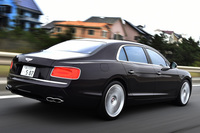 リアビュー。「フライングスパー」のV8モデルには、8の字型のマフラーエンドが採用される。