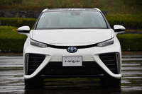 
    燃料電池車のメカニズムだけでなく、エクステリアも個性的な「ミライ」。中でも、フロント両サイドの大きなグリルが目を引く。
    