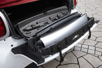 「フォーツーカブリオ ターボ リミテッド」の電動開閉式ソフトトップは、走行中でも開閉できる。左右のピラーは脱着可能で、外した際は写真のようにリアハッチ内に収納する。