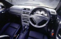 ホワイトメーターや握りの太いステアリングホイールなどが、スポーティな雰囲気を演出する運転席。前方上方視界を確保するため、着座位置はクーペから19mm下げられた。写真の内装色はブラック。