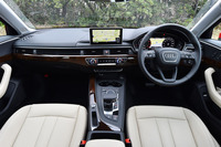 ダッシュボードは水平基調のラインでまとめられており、中央に8.3インチの液晶モニターが装着される。