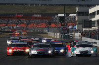 GT500クラスのスタートシーン。No.36 PETRONAS TOM'S SC430はオープニングラップで4位から2位に浮上した。
