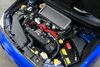 エンジンは長い歴史を誇る「EJ20」型2リッター水平対向4気筒ターボ。より緻密なECU制御の採用により、加速レスポンスを大幅に向上させているという。
    