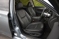 ターボ車、ハイブリッド車ともに「Type P」「Type SP」には本革シートが標準装備される。
    