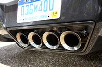 マフラーはセンター4本出し。オプションの「ハイパフォーマンスエキゾースト」を装備すると、最高出力が460psから466psに、最大トルクが63.6kgmから64.2kgmへとアップする。
    