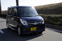【スペック】TS（ハイグレードサウンドシステム装着車）：全長×全幅×全高＝3395×1475×1735mm／ホイールベース＝2400mm／車重＝940kg／駆動方式＝FF／0.66リッター直3DOHC12バルブ・ターボインタークーラー付き（60ps/6000rpm、8.5kgm/3000rpm）／価格＝157万5000円（テスト車＝同じ）