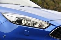 ヘッドランプはよりシャープな形状へ。バイキセノンHIDヘッドランプが標準で備わる。