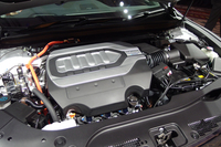 「レジェンド」のエンジンルーム。