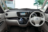 「デイズ ルークス」のインストゥルメントパネルまわり。
    