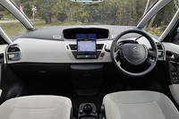 テスト車には、ディーラーオプションで、「HDDナビゲーションシステム」（35万7000円）、「バックカメラ」（2万8980円）が装着される。
