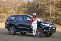 「パジェロスポーツ」と増岡 浩選手。