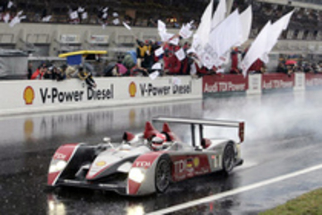 雨が降りしきる中、No.1アウディR10がトップでゴール。
（写真＝アウディ）