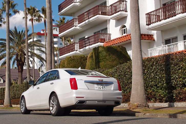 今回試乗したのは、4WD車の「CTSセダン プレミアム」。テスト車の「クリスタルホワイトトゥリコート」を含む、全5色のボディーカラーがラインナップされる。