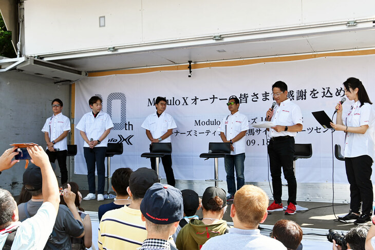 イベントは10時の開会式から本格的にスタート。写真向かって右から、司会のまるも亜希子氏とピエール北川氏、「モデューロX」開発アドバイザーの土屋圭市氏、ホンダアクセスで開発統括を務める福田正剛氏と、同じく完成車性能担当の湯沢峰司氏、SUPER GTドライバーでホンダ純正アクセサリーアンバサダーの大津弘樹選手。