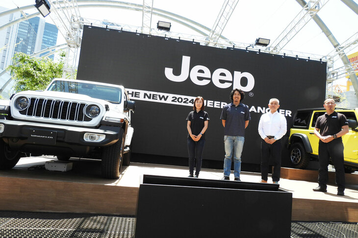 発表会の4人の登壇者、写真向かって右から、ステランティス ジャパンの新海宏樹ジープブランドマネジャー、打越 晋社長、お笑い芸人の藤田憲右さん、ステランティス ジャパンの渡邊由紀ジーププロダクトマネジャー。