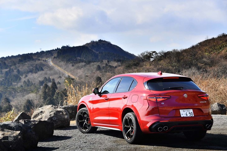 ボディーカラーは、試乗車の「コンペティツィオーネ レッド」を含む全5色がラインナップされる。