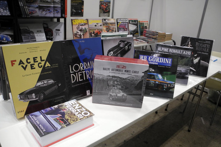 モービルライブラリーのブース。