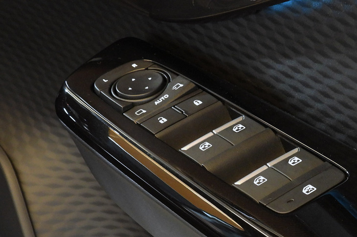 ワイパーやドアロック、ミラー、ヘッドランプなど、運転席まわりの操作系も、一部を除いてひとつのECUに統合された。