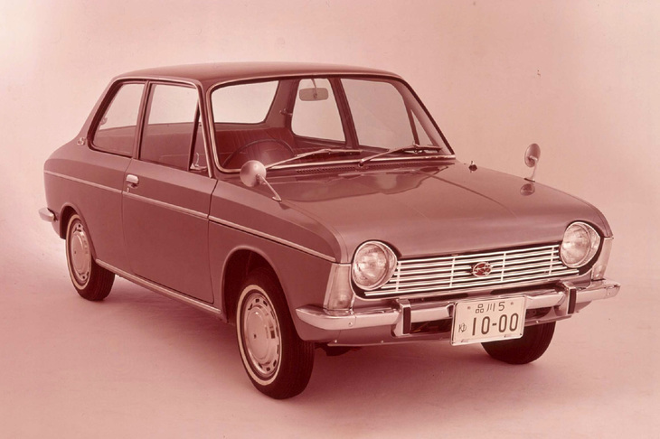 1966年に発売された「スバル1000」。効率的なFFの駆動方式に、水平対向エンジン、インボード式のフロントブレーキなど、さまざまな技術が取り入れられた革新的なモデルだったが、市場で人気を得るには至らなかった。