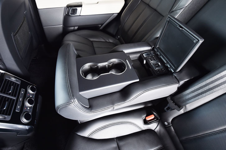 2列目シートの中央席背面は、左右席用のアームレストを兼ねている。