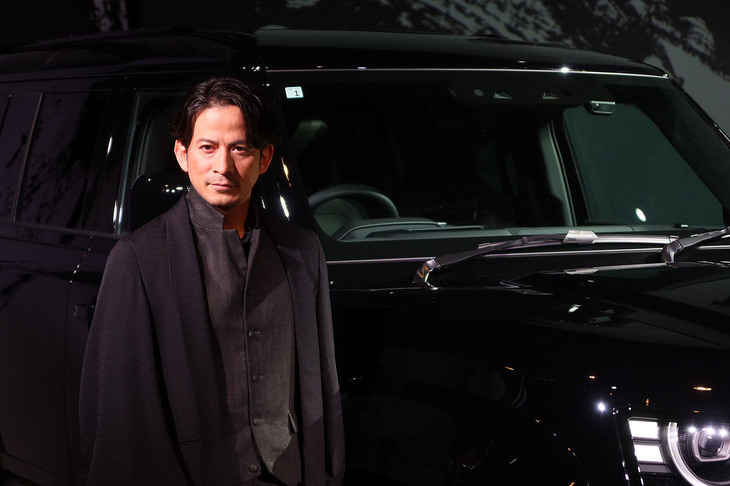 ディフェンダーのブランドアンバサダーに就任した俳優の岡田准一。