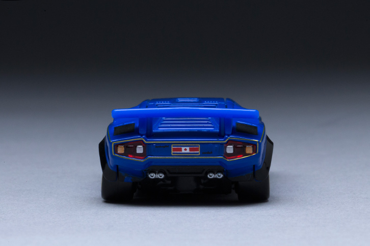 今回撮影したモデルは、トミカのシリーズのなかでも精巧な作りが特徴の「トミカプレミアム」。写真では分かりづらいが、リアの「lamborghini」や「countach」というロゴも再現されている。（写真＝郡大二郎）