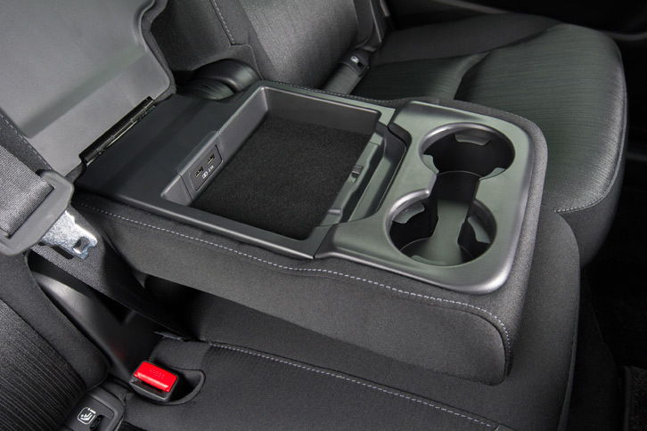 マツダCX-8 XDプロアクティブ（2列目シートのアームレスト）