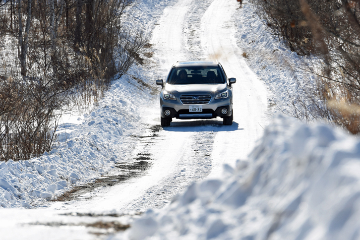 まず一般道の試乗に連れ出したのは、電子制御LSDを持つアクティブトルクスプリットAWDの「レガシィアウトバック」。前後のトルク配分は基本60：40のフロント寄りで、走行状態により“ほぼ前輪駆動”から“ほぼ直結”の状態まで変化する。とはいえ、その様子は、運転を通じて感じ取れるものではなかった。