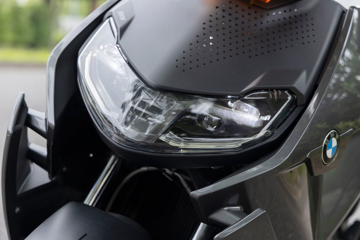 灯火類は、フロントのロービームとハイビーム、リアコンビランプ、ウインカーと、すべてがLEDとなっている。