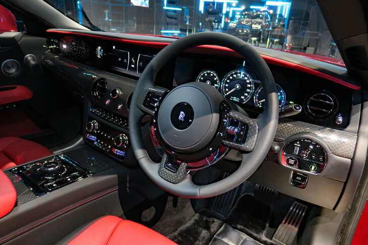 ロールス・ロイス・ブラックバッジ・ゴースト（インストゥルメントパネルまわり）