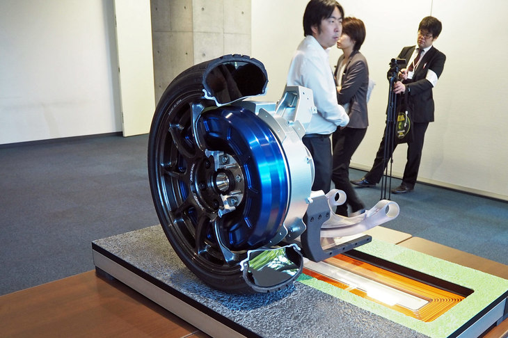 ホイール外給電のモックアップを、車体の外側から見たもの。