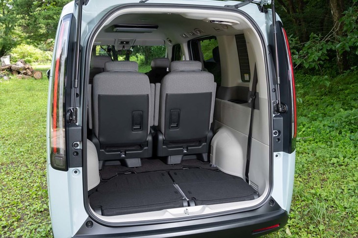 3列目シートを床下に格納したところ。開口部の高さ、荷室幅とも1195mmとゆとりがある。