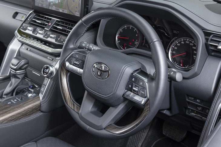 パワーステアリングは油圧式とコラム内蔵電動アクチュエーターの二段構え。快適性と万が一の際の安全性を確保している。