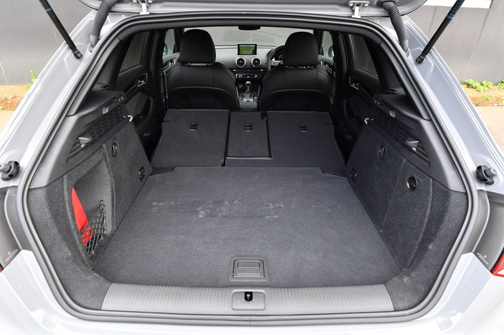 荷室の容量は280リッター。40：20：40分割式の後席の背もたれを倒すことで、容量を拡大できる。