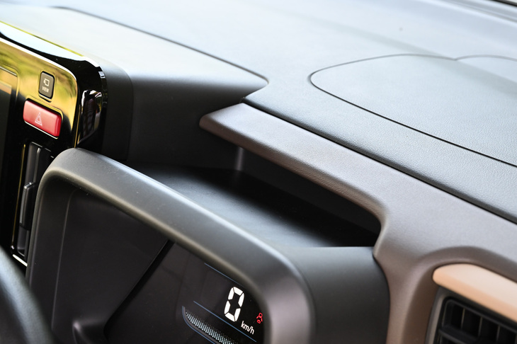 メーターナセルの上にも、スマートフォンなどを置くのに好適なトレーが設けられている。（写真：webCG）