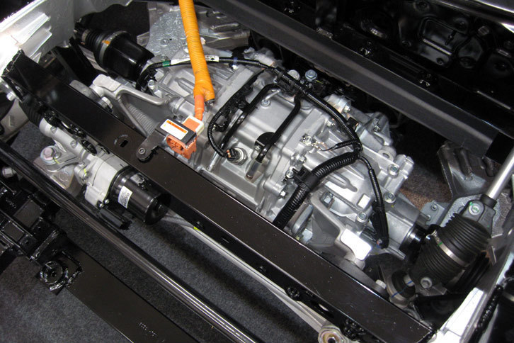 フロントに搭載されるツインモーターユニットは左右独立して駆動力および減速力が制御され、トルクベクタリング機能によって旋回性能の向上に寄与する。