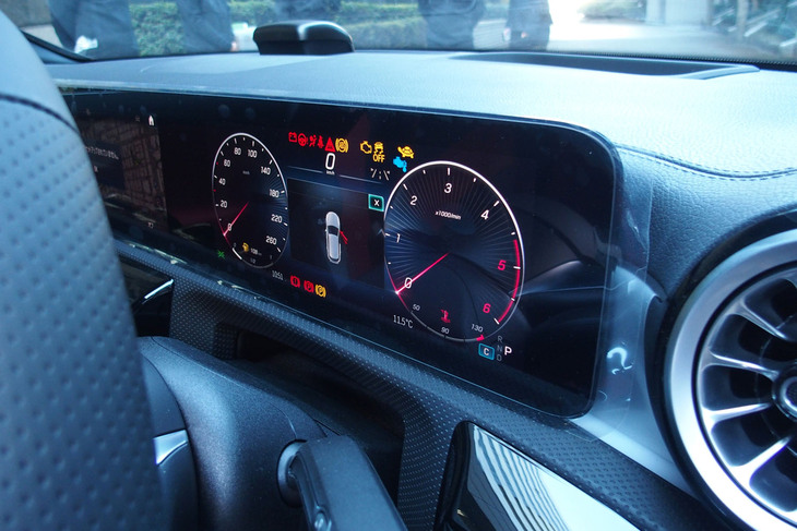 メルセデス・ベンツA200d（メーターパネル）