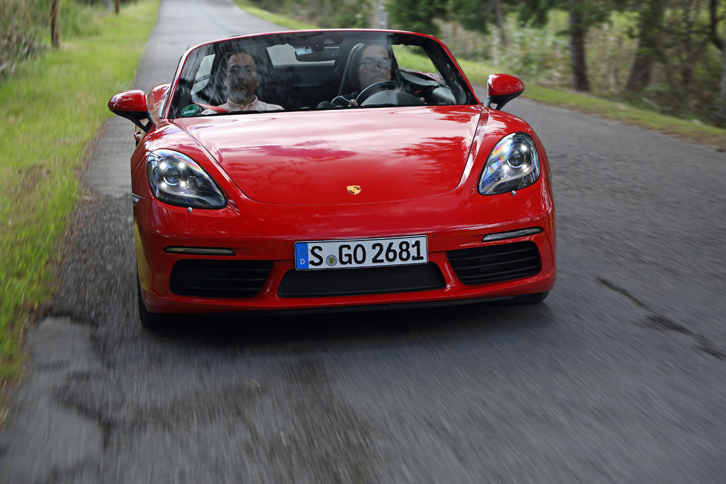 2リッターのフラット4ターボを搭載する「ポルシェ・ボクスター」で、一般道から高速道路までを走り込んだ。日本での価格は6MTの「718ボクスター」が658万円、「718ボクスターS」が852万円。（photo：Porsche Japan）
